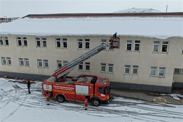 Van’da okullarda buz sarkıtlarına karşı önlem Van’da okullarda buz sarkıtlarına karşı önlem
