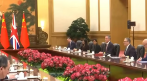 Trump Starmer’ın Çin ile ilişkileri yeniden başlatmasının “çok tehlikeli” olduğunu söyledi