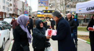 Gemlik’te vatandaşlara Türk bayrağı dağıtıldı