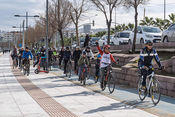 İzmir’de pedallar, görme engellilerin kitaplara erişimi için çevrildi İzmir’de pedallar, görme engellilerin kitaplara erişimi için çevrildi