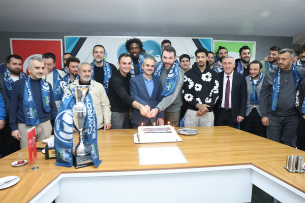 Başkan Çiftçi, Çayırova Belediyesi Basketbol Takımı ile buluştu