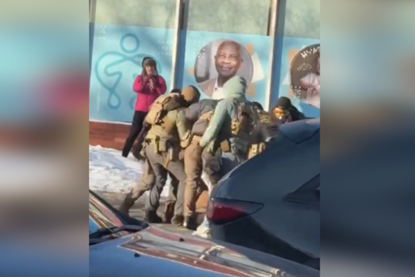 Göçmen polisi Ekvador’un, Minneapolis’teki konsolosluğuna girmeye çalıştı