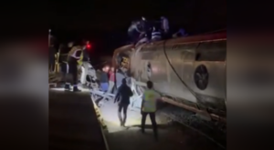 İspanya’nın güneyinde iki trenin raydan çıkması sonucu en az 21 kişi hayatını kaybetti