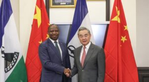 Dışişleri Bakanı Wang Yi Lesotholu mevkidaşıyla bir araya geldi Dışişleri Bakanı Wang Yi Lesotholu mevkidaşıyla bir araya geldi