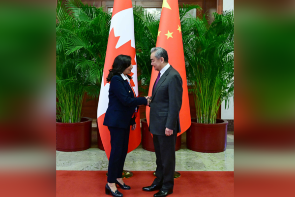 Wang Yi, Kanadalı mevkidaşıyla bir araya geldi