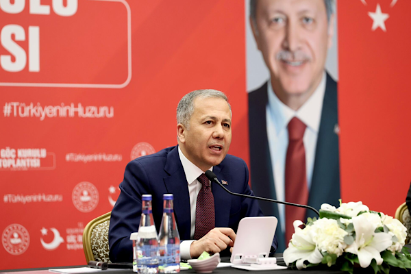 Bakan Yerlikaya: Mersin’de 1,9 milyar TL’lik yasa dışı para trafiği tespit ettik Bakan Yerlikaya: Mersin’de 1,9 milyar TL’lik yasa dışı para trafiği tespit ettik