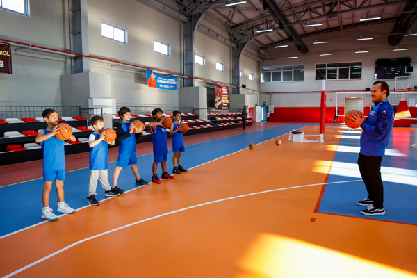 Kaş Ova Spor Salonu’nda birçok alanda eğitim veriliyor