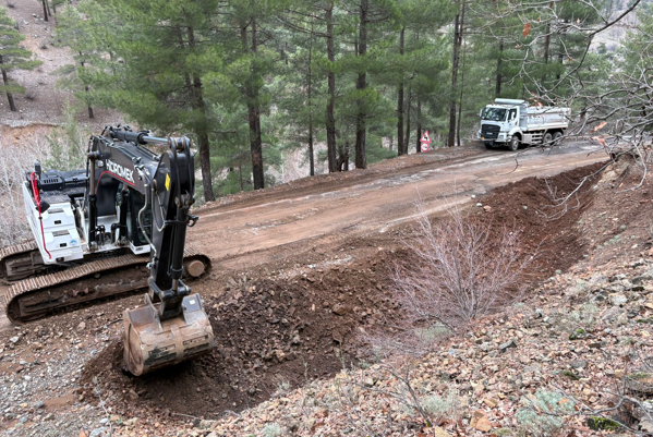 Büyükşehir, Yahyalı’da sel ve heyelan sonucu kapanan yolları açtı