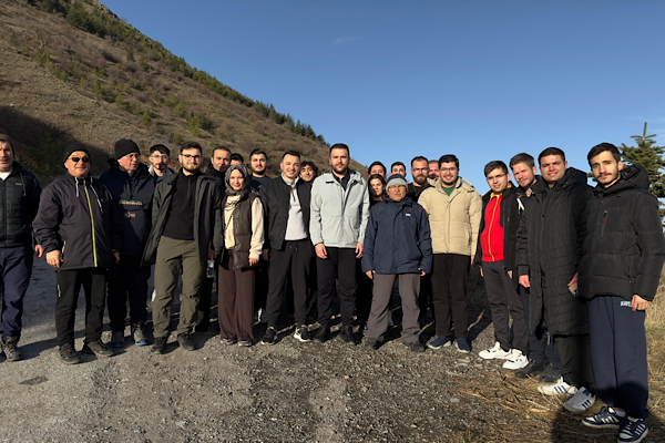 Başkan Büyükkılıç Ali Dağı’nda gençlerle yürüdü Başkan Büyükkılıç Ali Dağı’nda gençlerle yürüdü