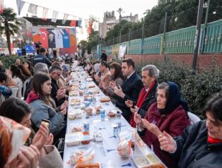 Büyükşehir iftar sofrasını Karşıyaka’da kurdu Büyükşehir iftar sofrasını Karşıyaka’da kurdu