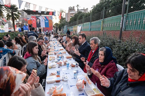 Büyükşehir iftar sofrasını Karşıyaka’da kurdu Büyükşehir iftar sofrasını Karşıyaka’da kurdu