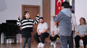 Konyaaltı’nda doğaçlama tiyatro oyunu sahnelendi