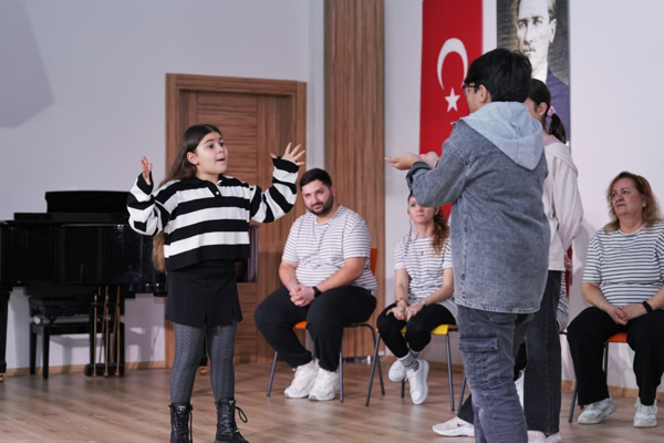 Konyaaltı’nda doğaçlama tiyatro oyunu sahnelendi Konyaaltı’nda doğaçlama tiyatro oyunu sahnelendi