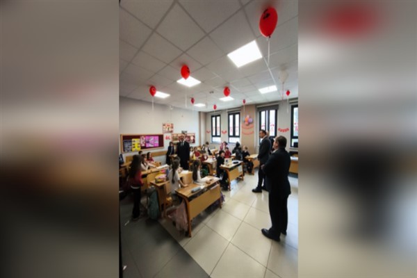 Vali Aktaş’tan İzmit 23 Nisan İlkokulu’na ziyaret Vali Aktaş’tan İzmit 23 Nisan İlkokulu’na ziyaret