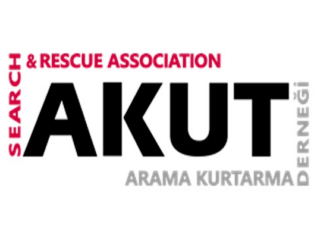 AKUT Manisa ekibi, uçurumda mahsur kalan koyunu kurtardı