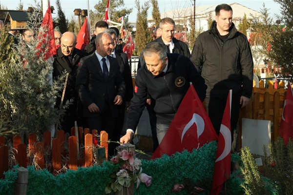 Bakan Yerlikaya, deprem şehitlerini andı