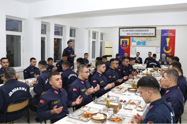 Kocaeli Valisi Aktaş, jandarma erlerle bir araya geldi Kocaeli Valisi Aktaş, jandarma erlerle bir araya geldi