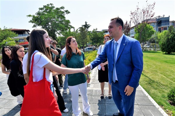 Bornova’da üniversite öğrencilerine burs projesi Bornova’da üniversite öğrencilerine burs projesi