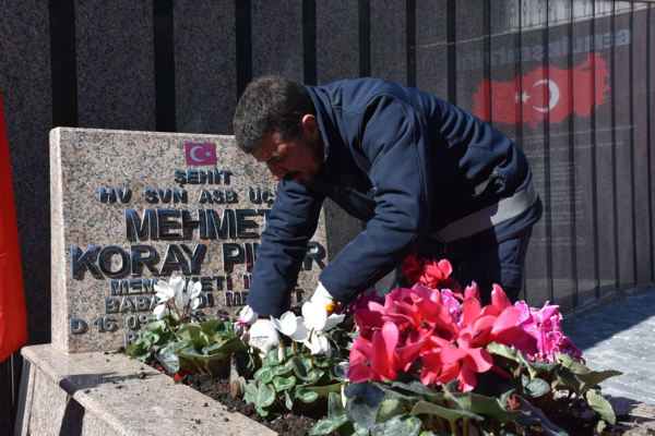 Gemlik’teki şehitlikte bakım çalışması yapıldı