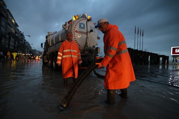 İzmir’de yağış ve deniz seviyesi hareketliliğine müdahale