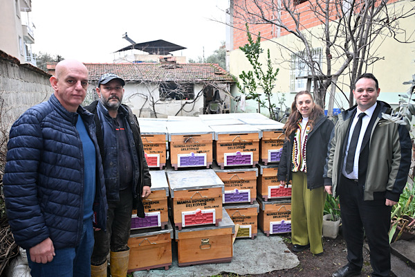 Manisa’da selden etkilenen arıcıya kovan desteği sağlandı