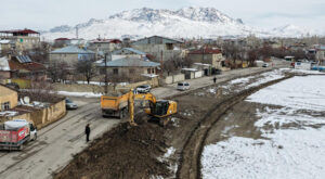 Van’da yol genişletme çalışmaları devam ediyor Van’da yol genişletme çalışmaları devam ediyor