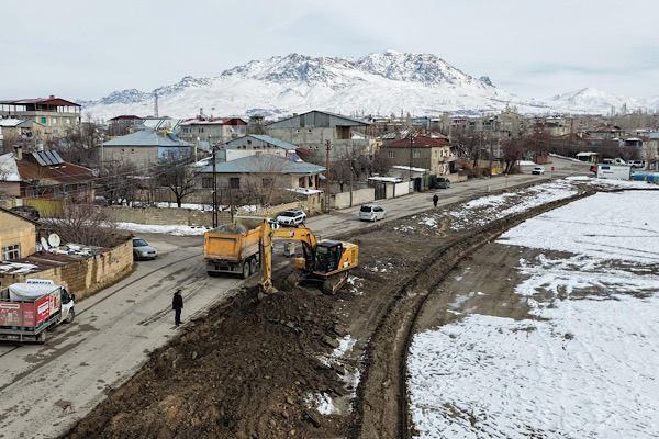 Van’da yol genişletme çalışmaları devam ediyor Van’da yol genişletme çalışmaları devam ediyor