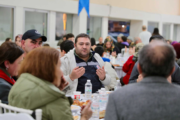 Aliağa’da ilk toplu iftar yapıldı Aliağa’da ilk toplu iftar yapıldı