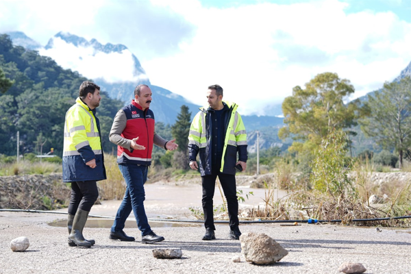 Başkan Kotan, ekiplerle birlikte sahaya indi Başkan Kotan, ekiplerle birlikte sahaya indi