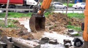 Aliağa’da taşkın yaşanan bölgelerde çalışmalar sürüyor