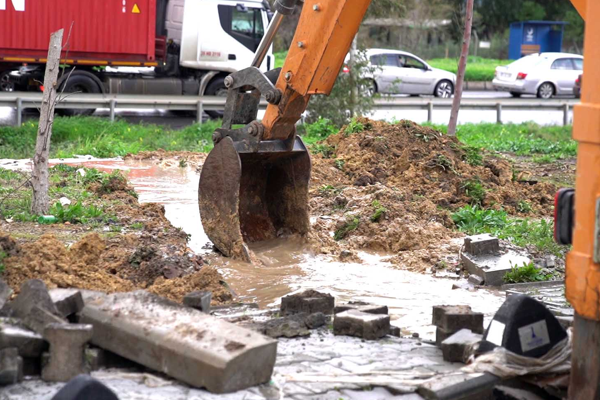Aliağa’da taşkın yaşanan bölgelerde çalışmalar sürüyor Aliağa’da taşkın yaşanan bölgelerde çalışmalar sürüyor