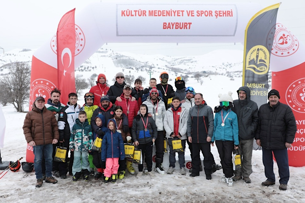 Bayburt’ta kurtuluş kayak kupası düzenlendi Bayburt’ta kurtuluş kayak kupası düzenlendi