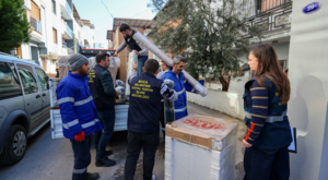 Buca’dan su baskınından etkilenen vatandaşlara eşya desteği