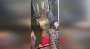 Manisa’da selde mahsur kalan 11 kişilik aile kurtarıldı