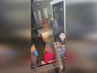 Manisa’da selde mahsur kalan 11 kişilik aile kurtarıldı Manisa’da selde mahsur kalan 11 kişilik aile kurtarıldı