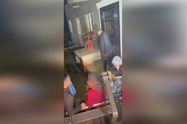 Manisa’da selde mahsur kalan 11 kişilik aile kurtarıldı Manisa’da selde mahsur kalan 11 kişilik aile kurtarıldı