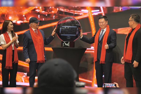 American Dream, Çin Bahar Bayramı için kırmızıya büründü