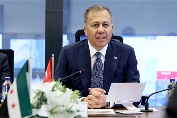 Yerlikaya: Devletimiz, afetzede vatandaşlarımızın yanında olmaya devam edecek Yerlikaya: Devletimiz, afetzede vatandaşlarımızın yanında olmaya devam edecek