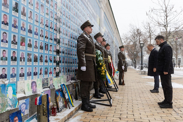 Zelenski ve Tusk, Ukraynalı şehitlere saygı duruşunda bulundu Zelenski ve Tusk, Ukraynalı şehitlere saygı duruşunda bulundu