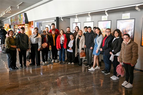 Bornova’da özel çocuklara sinema etkinliği Bornova’da özel çocuklara sinema etkinliği