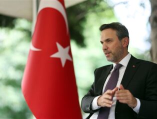 Bakan Bayraktar, Ed Miliband ile bir araya geldi Bakan Bayraktar, Ed Miliband ile bir araya geldi