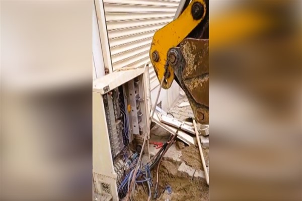 Dicle Elektrik’in yeraltı elektrik şebekesine kaçak elektrik saldırısı Dicle Elektrik’in yeraltı elektrik şebekesine kaçak elektrik saldırısı