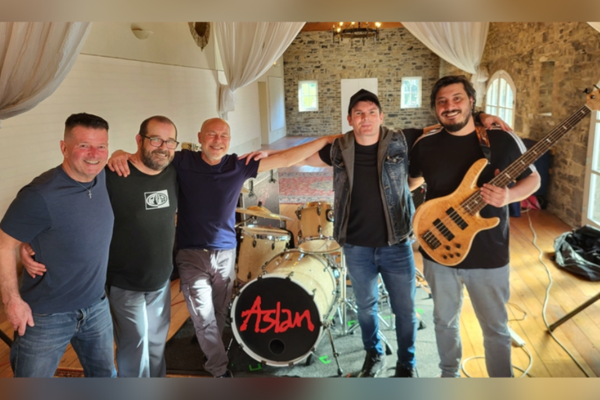 Türk kontrabas sanatçısı Sercan Alban, Aslan grubu ile sahnede Türk kontrabas sanatçısı Sercan Alban, Aslan grubu ile sahnede