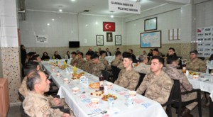 Vali Canalp, askeri personelle iftar yaptı