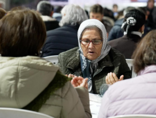 İzmir Büyükşehir Belediyesi ilk iftar sofrasını Gaziemir’de kurdu İzmir Büyükşehir Belediyesi ilk iftar sofrasını Gaziemir’de kurdu