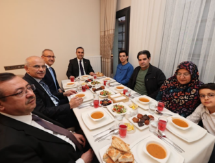 Bakan Kacır, Malatya’da depremzede ailenin iftar sofrasına konuk oldu
