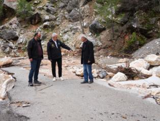 Başkan Özçelik’ten yağışlardan etkilenen yerlerde inceleme Başkan Özçelik’ten yağışlardan etkilenen yerlerde inceleme