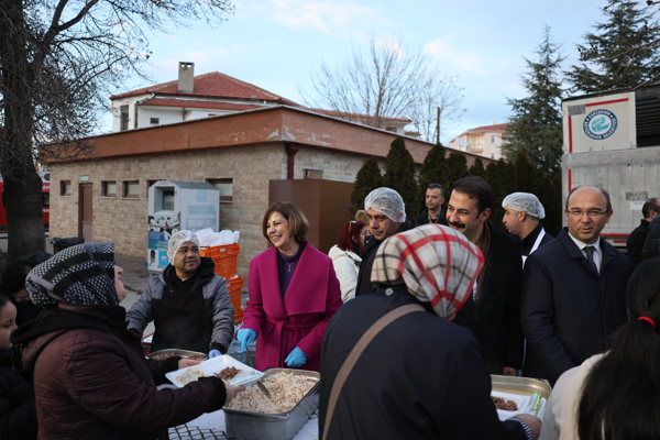 Ünlüce: İftarlarımızı Seyitgazi’de başlatmak bizim için ayrı mutluluk Ünlüce: İftarlarımızı Seyitgazi’de başlatmak bizim için ayrı mutluluk