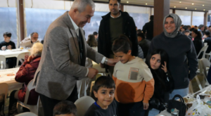 Başkan Özçelik, ilk iftarı vatandaşlarla birlikte yaptı