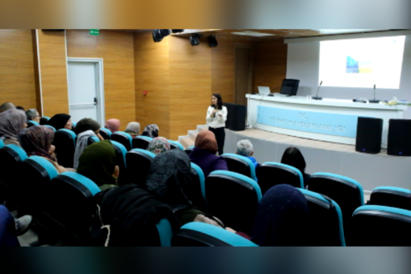 Finikeli kadınlara ‘Çevre Dostu Çiftçi Kart’ tanıtıldı Finikeli kadınlara ‘Çevre Dostu Çiftçi Kart’ tanıtıldı